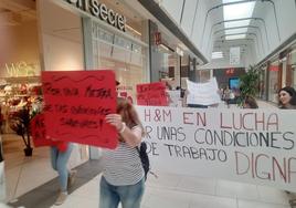 Protesta en H&M por su situación laboral.