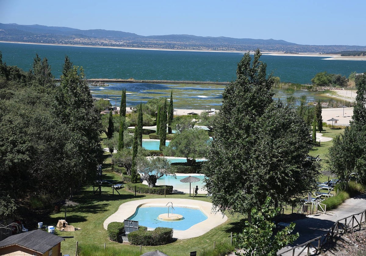 Zona de playa artificial del complejo, con el embalse de Valdecañas al fondo.