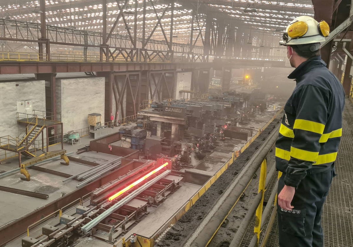 Un trabajador de Siderúrgica Balboa, en Jerez, en las instalaciones de la acería.