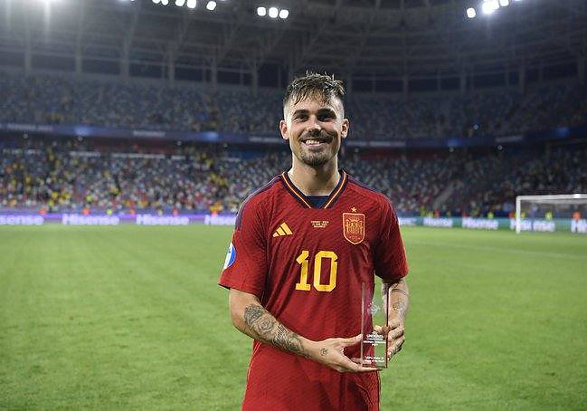 Rodri, tras el partido ante Rumanía con el trofeo de MVP.