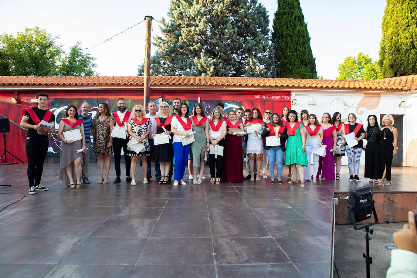Entrega de títulos de alumnos que han terminado sus estudios en la Escuela de Alumnos.