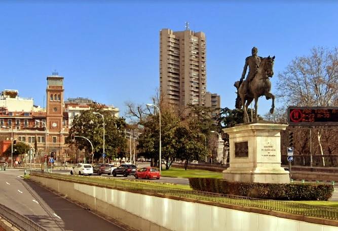 La estatua ecuestre del general Espartero que está frente al Retiro de Madrid. La figura es famosa por los atributos del caballo.