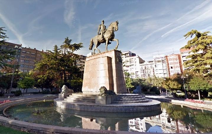 La estatua de Espartero en Logroño. Aquí tiene el sombrero puesto y en la de Madrid lo lleva en una mano.