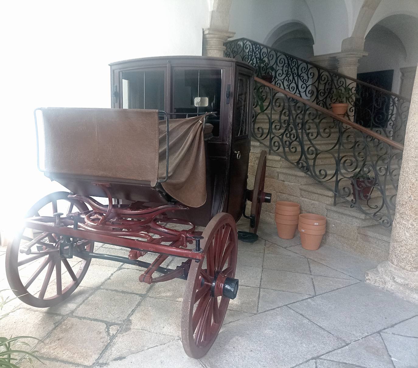 Entrada al ayuntamiento de Valencia de Alcántara, donde hay un retrato de Cipriano Segundo Montesino.