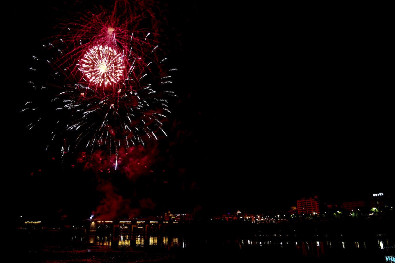 Fuegos artificiales en la noche de San Juan de Badajoz