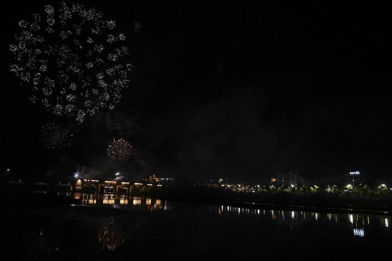 Fuegos artificiales en la noche de San Juan de Badajoz