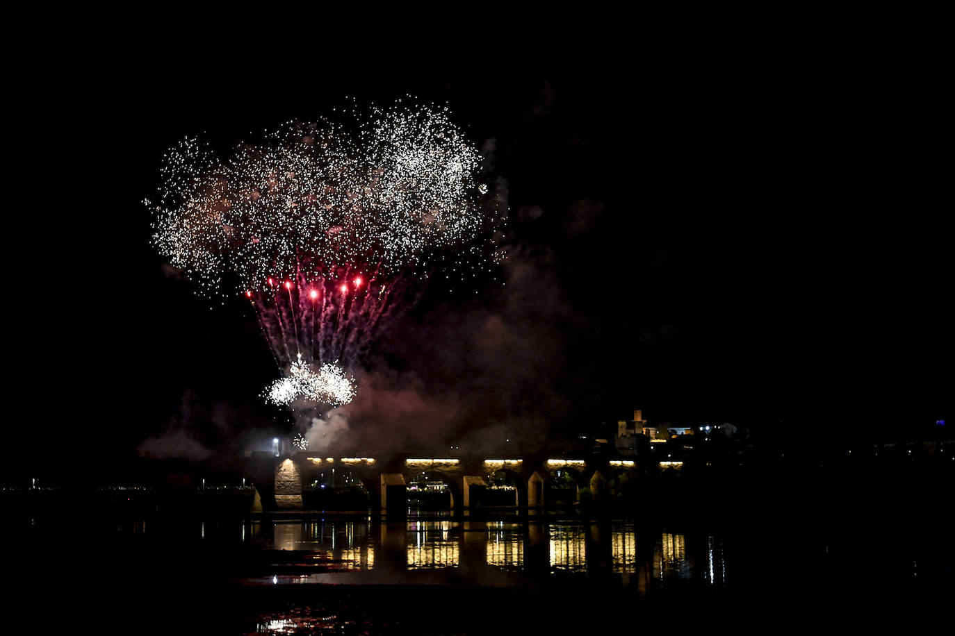 Fuegos artificiales en la noche de San Juan de Badajoz