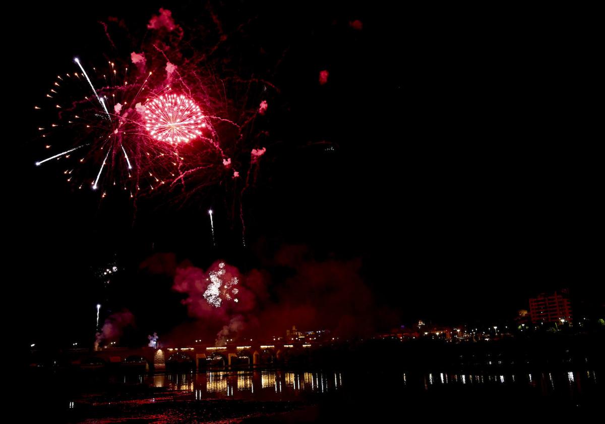 Fuegos artificiales en la noche de San Juan de Badajoz