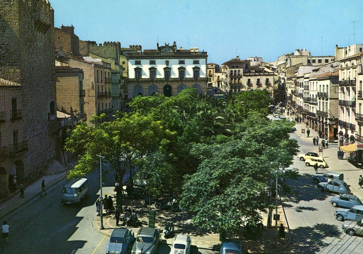 La Plaza con árboles en el año 1964.