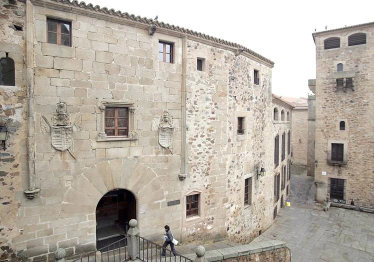 Imagen principal - 1. Casa-palacio de los Becerra. Es la sede de la Fundación Mercedes Calles. 2. Camarena. Es el Palacio de Camarena, sede del Colegio Oficial de Arquitectos de Extremadura. 3. NH Palacio de Oquendo. Hotel situado en la Plaza de San Juan (antiguo Meliá). 