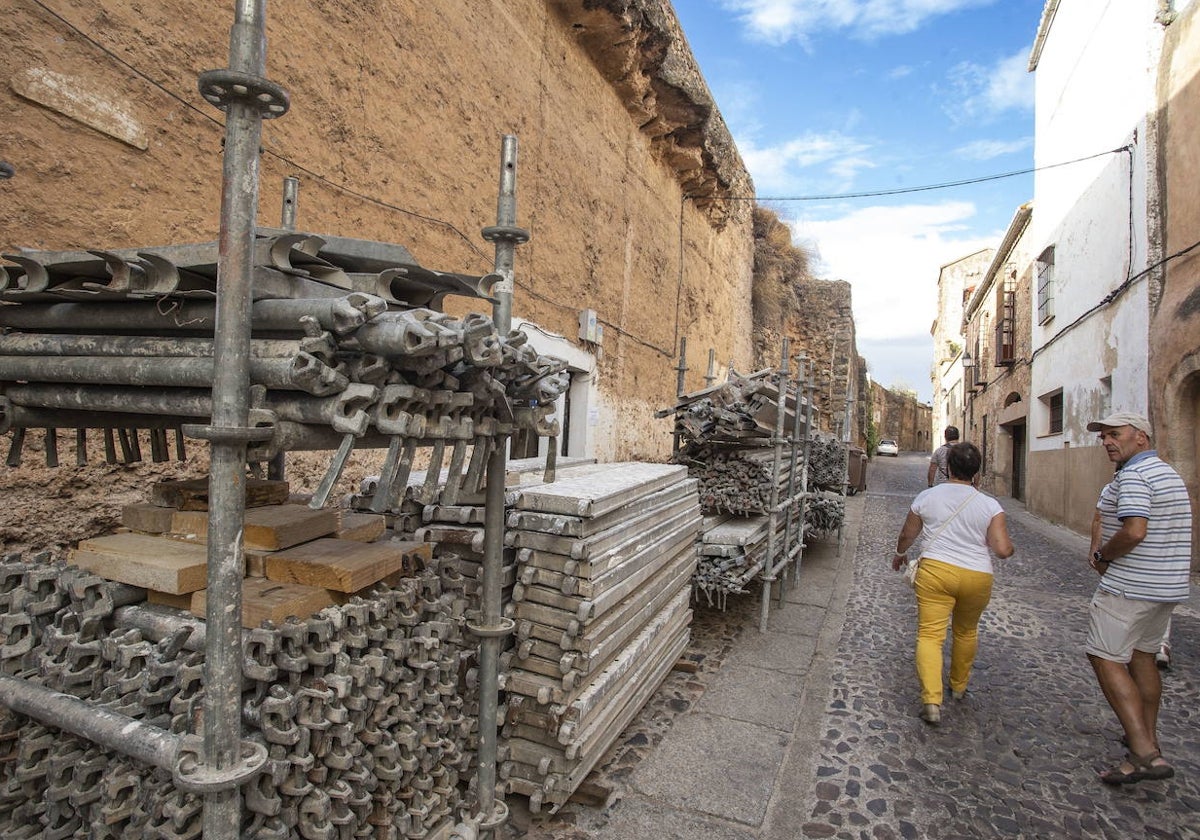 Tramo de muralla, en los adarves, donde se intervendrá. Los andamios de la obra se colocaron en octubre y se retiraron en enero.