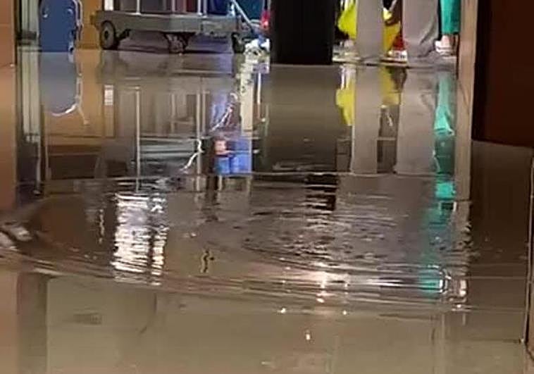 Se inunda la quinta planta del hospital Universitario de Badajoz por una rotura de tuberías