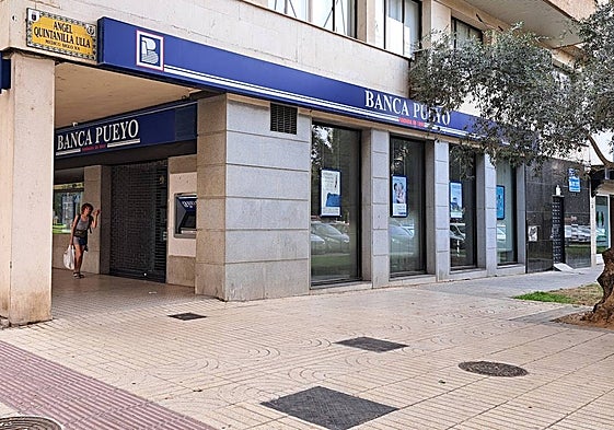 La Banca Pueyo y, al lado, el local comercial vacío por el que entraron.