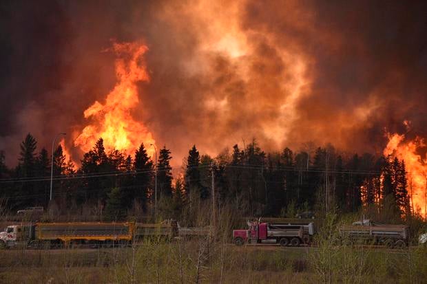 Llamas de varios metros de altura se elevan sobre un monte en Alberta.