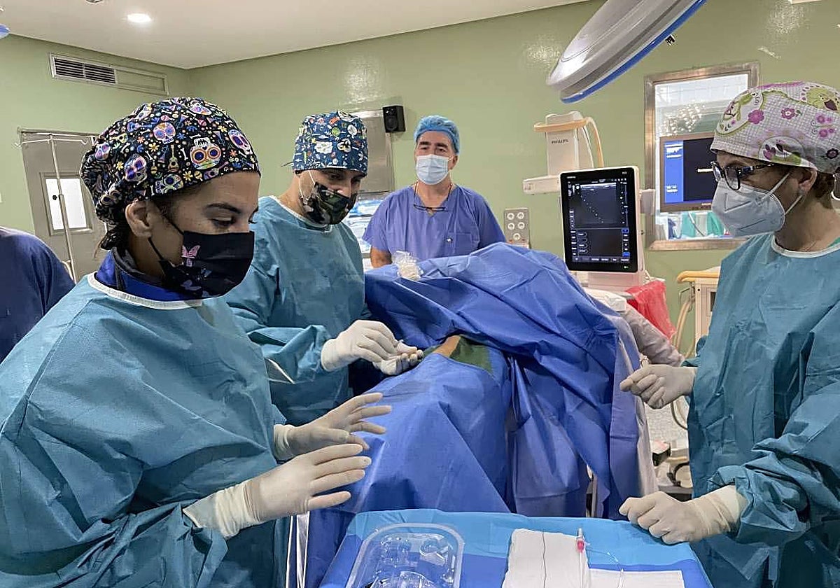 Intervención en un quirófano del SES el pasado verano.