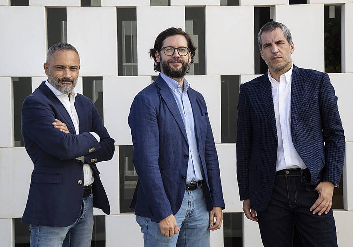Santiago Martínez-Vares, a la izquierda, con los socios de su consultora.
