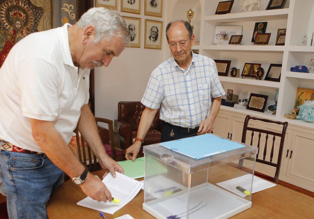 Juan Carlos Fernández Rincón, mayordomo saliente, y Marcial León, tesorero, en plenos preparativos de la sesión de votaciones de este jueves.