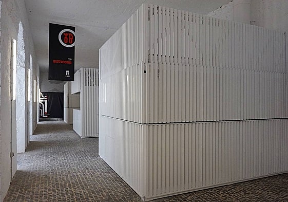 Quioscos instalados por la Diputación en el interior del Hospital.