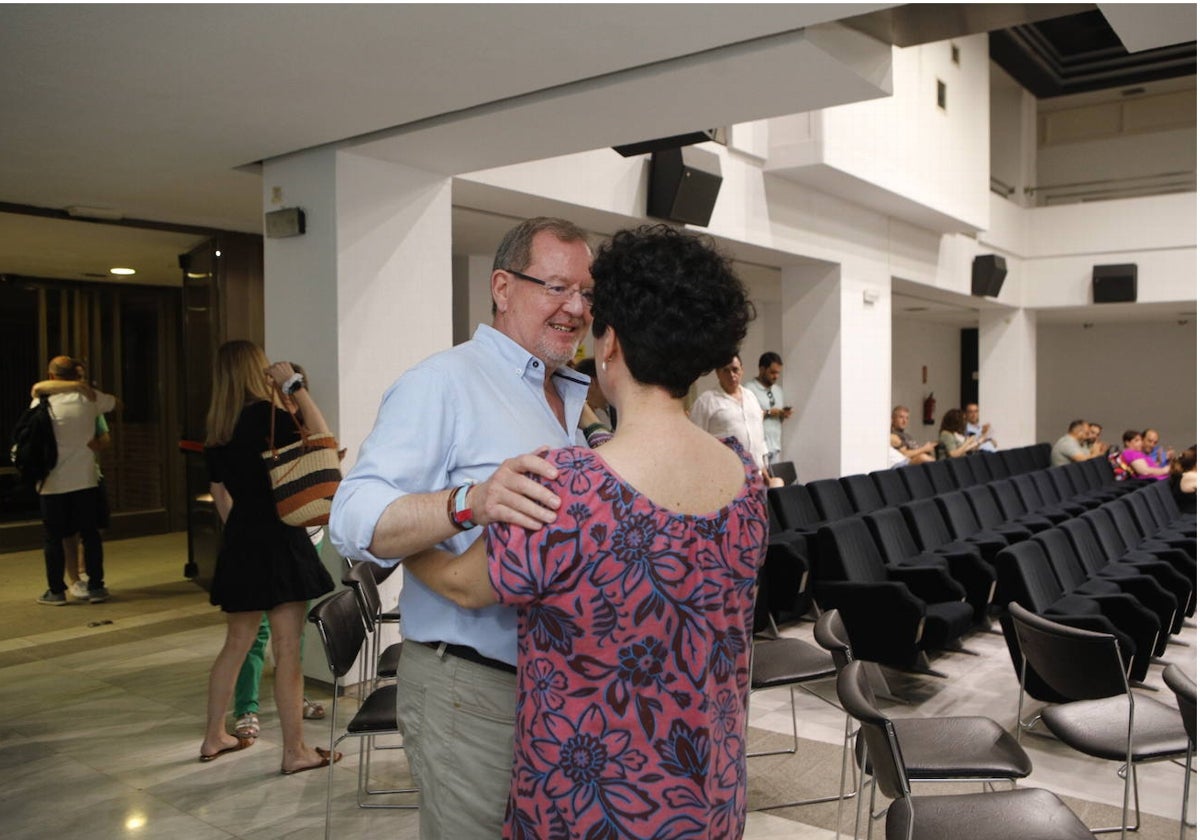 Belén García felicitando a Joaquín Floriano tras conocer el resultado.