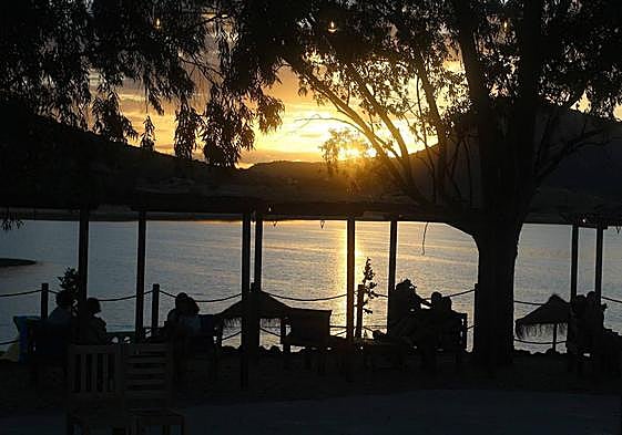 Puesta de sol desde la terraza Tierra y Agua en la playa de Peloche, Badajoz.
