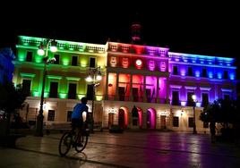 El Ayuntamiento de Badajoz iluminado con los colores LGTBI.