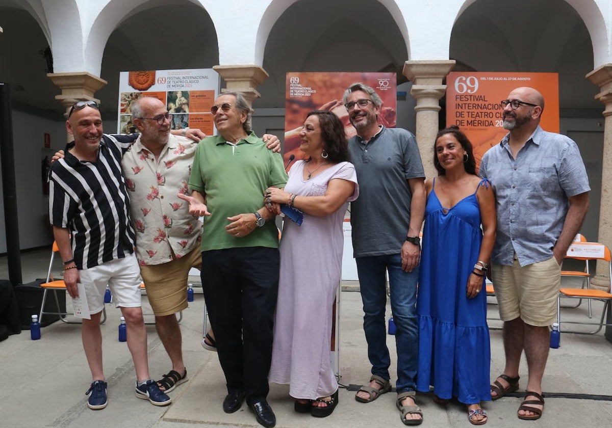 El director Francisco Carrillo, en el centro, junto a parte de los actores de 'Los Gemelos', entre ellos, Fernando Ramos, Juan Carlos Tirado, Paca Velardiez y Esteban García Ballesteros.