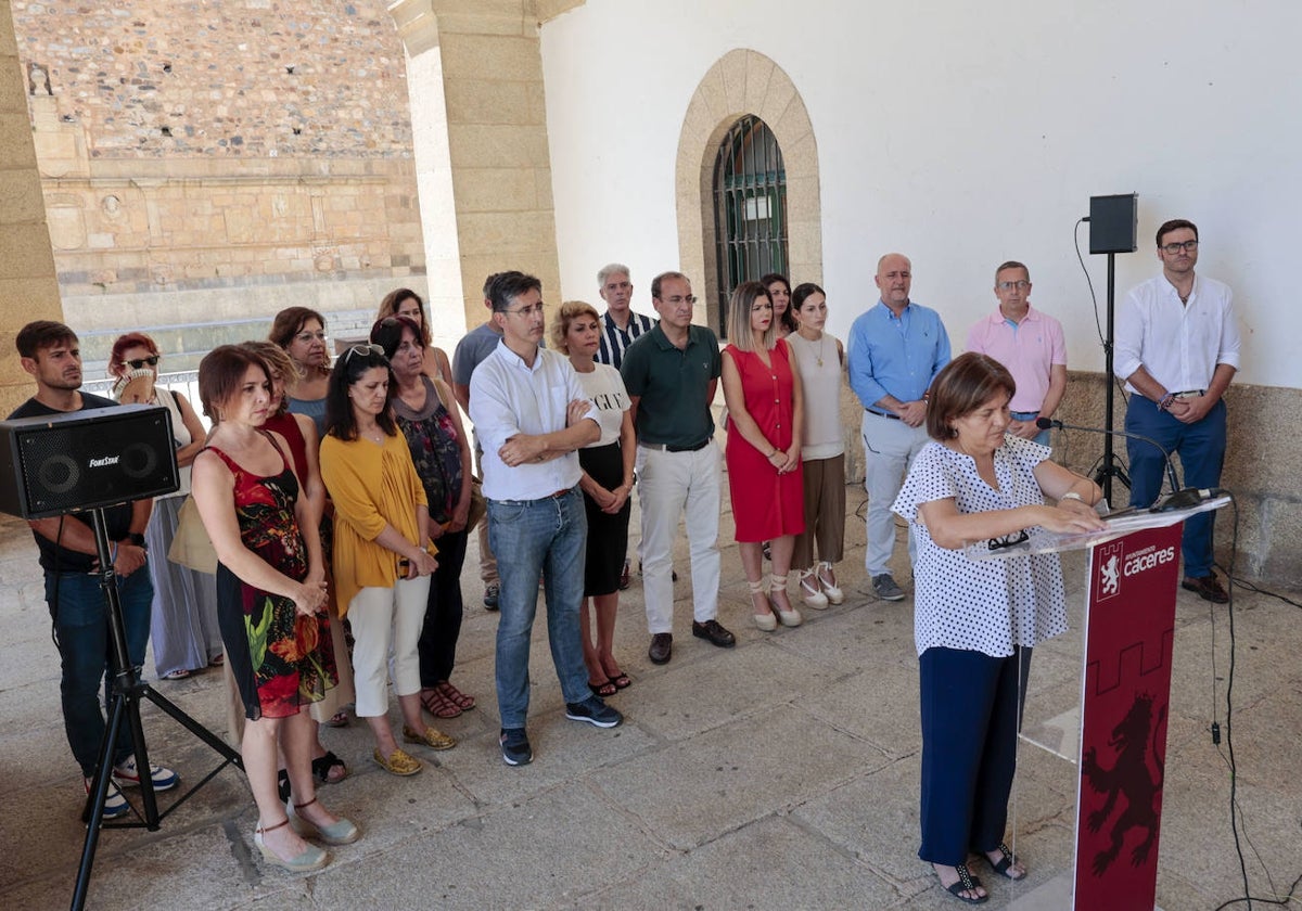 Minuto de silencio contra la violencia machista en el Ayuntamiento de Cáceres