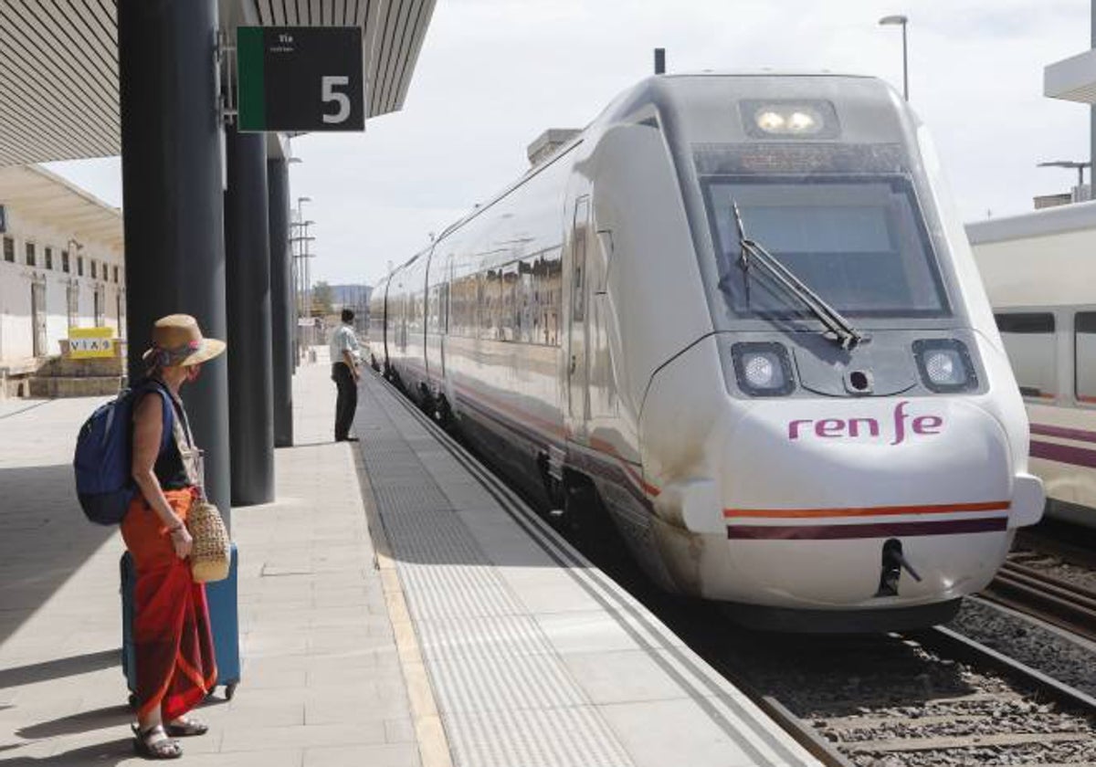 Una viajera esperando al tren en la estación de Cáceres.