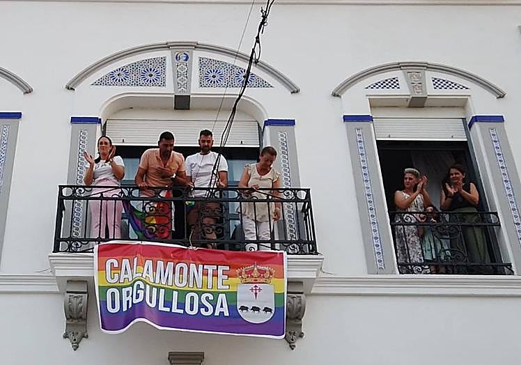 Imagen principal - El Ayuntamiento de Calamonte conmemoró el Día Internacional del Orgullo LGTBIQ+