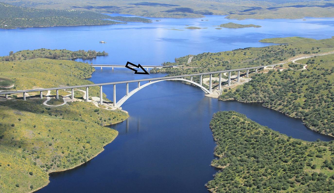 Años después del macabro hallazgo, junto al lugar en el que se encontraron los trozos del cadáver (señalado con una flecha), se levantó el puente del AVE.