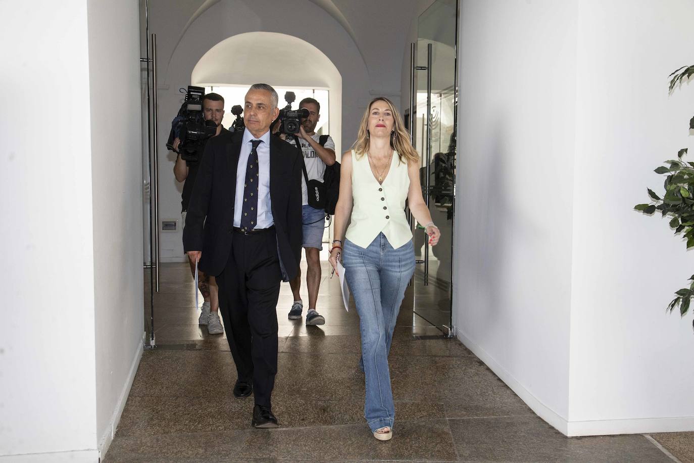 María Guardiola y Ángel Pelayo Gordillo tras llegar a un acuerdo para formar gobierno en Extremadura