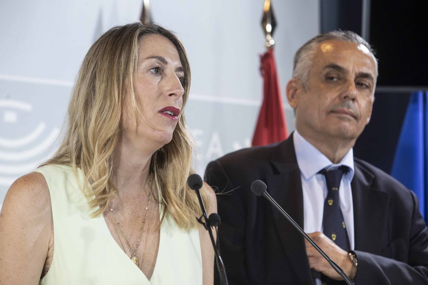 María Guardiola y Ángel Pelayo Gordillo durante la rueda de prensa en la que han informado del acuerdo para formar gobierno en Extremadura