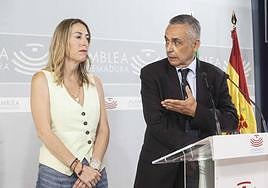 María Guardiola y Ángel Pelayo Gordillo durante la rueda de prensa en la que informaron sobre el acuerdo para formar gobierno en Extremadura.