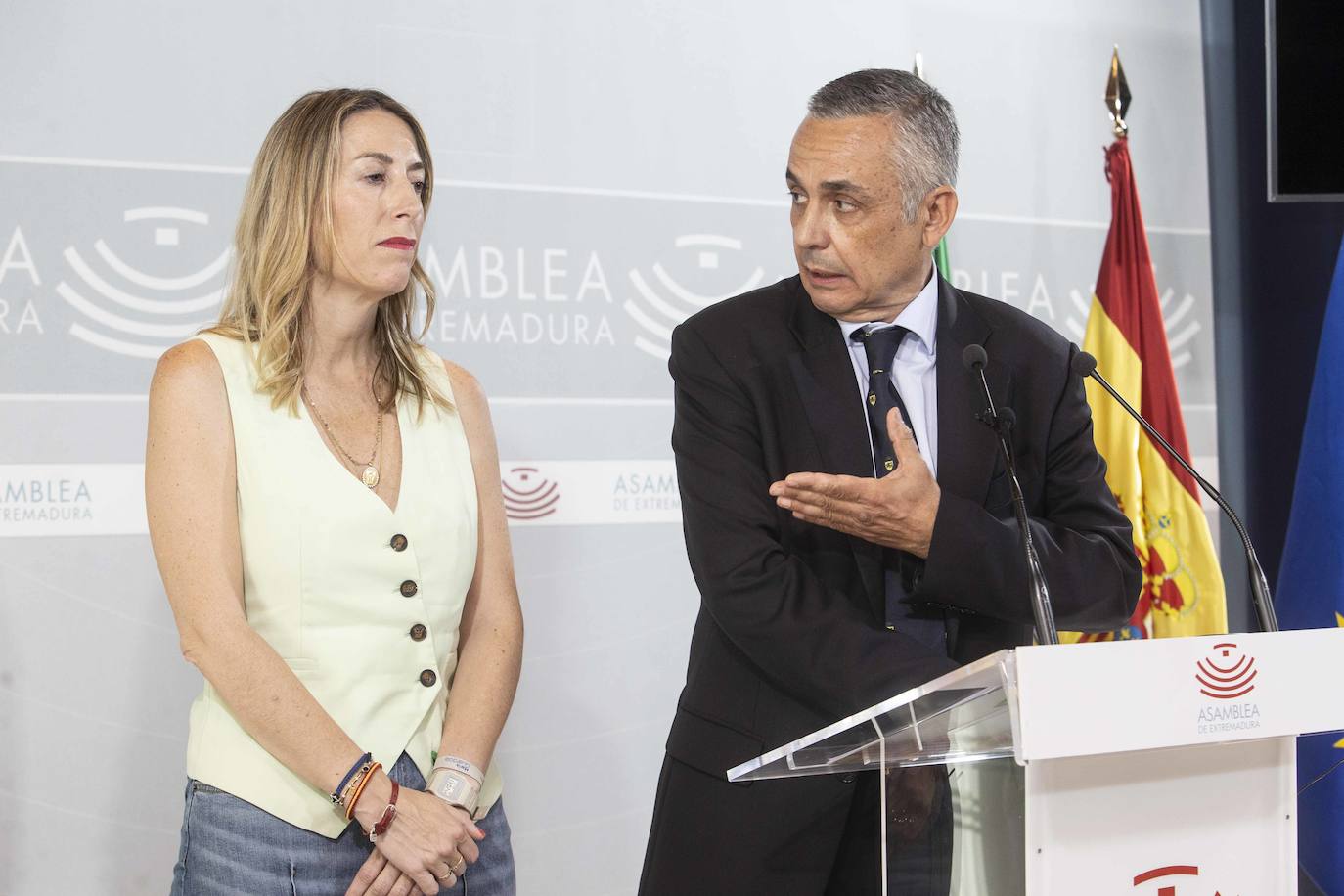 María Guardiola y Ángel Pelayo Gordillo durante la rueda de prensa en la que han informado del acuerdo para formar gobierno en Extremadura