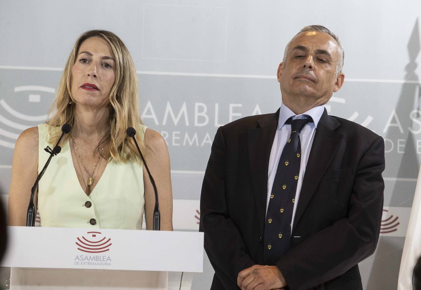 María Guardiola y Ángel Pelayo Gordillo durante la rueda de prensa en la que han informado del acuerdo para formar gobierno en Extremadura