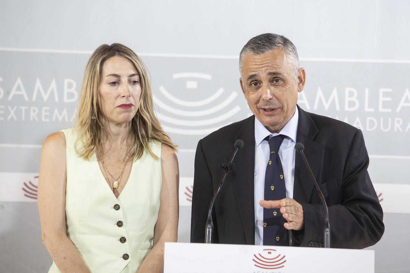 María Guardiola y Ángel Pelayo Gordillo durante la rueda de prensa en la que han informado del acuerdo para formar gobierno en Extremadura