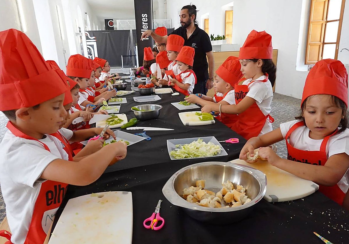 Jóvenes cocinan en el campamento gastronómico esta semana.