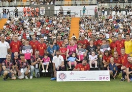 Foto de familia antes del comienzo del partido en el Nuevo Vivero.