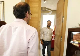 Luis Salaya, alcalde de 2019 a 2023, sale del despacho de alcaldía para recibir a Rafael Mateos en una imagen de archivo.