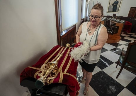 Imagen secundaria 1 - En la foto superior, trabajos previos para habilitar la retransmisión de la investidura de hoy. Debajo, limpieza de los trajes y las medallas que se impondrán a los diputados esta mañana.