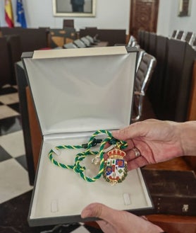 Imagen secundaria 2 - En la foto superior, trabajos previos para habilitar la retransmisión de la investidura de hoy. Debajo, limpieza de los trajes y las medallas que se impondrán a los diputados esta mañana.