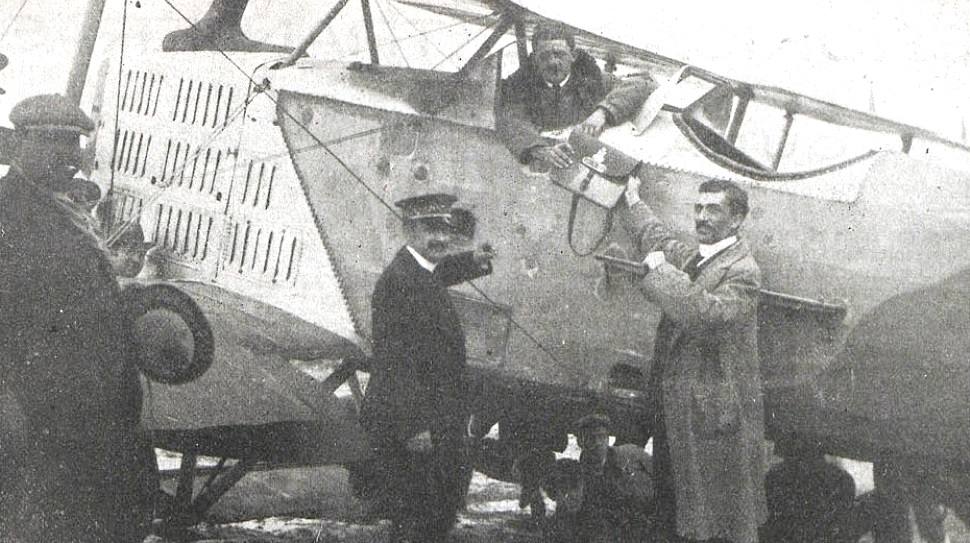 El marques de Morella entregando en Alicante una saca de correspondencia al piloto de la línea aérea postal.