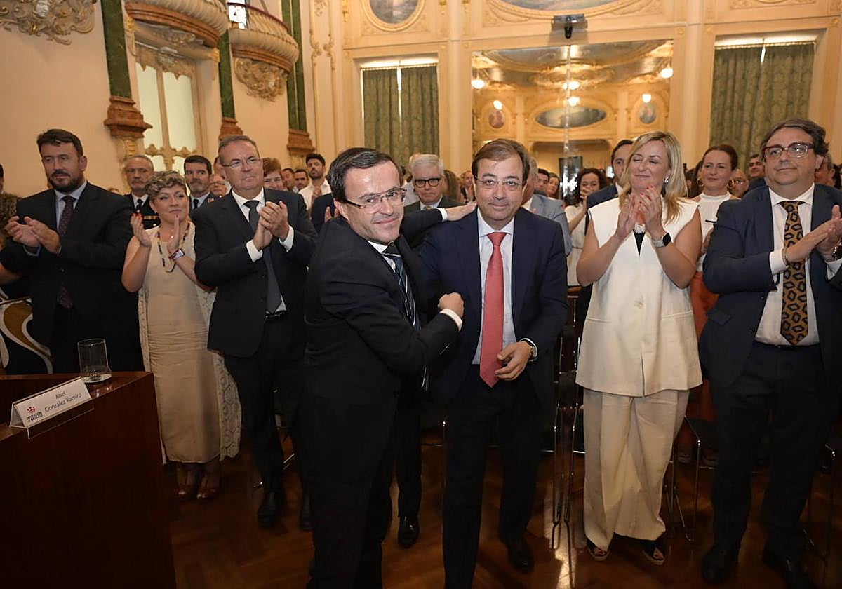 Gallardo y Vara se saludan en el Pleno de la constitución de la Diputación de Badajoz celebrado este sábado.