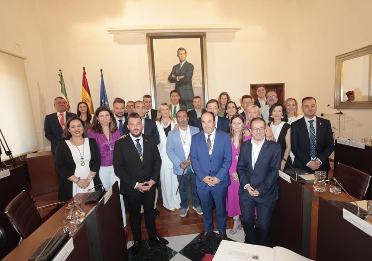 Los 25 diputados de la provincia de Cáceres que han tomado posesión de sus cargos.