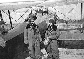 El Marqués de Morella y su hija Eladia Montesino-Espartero en un campo de aviación