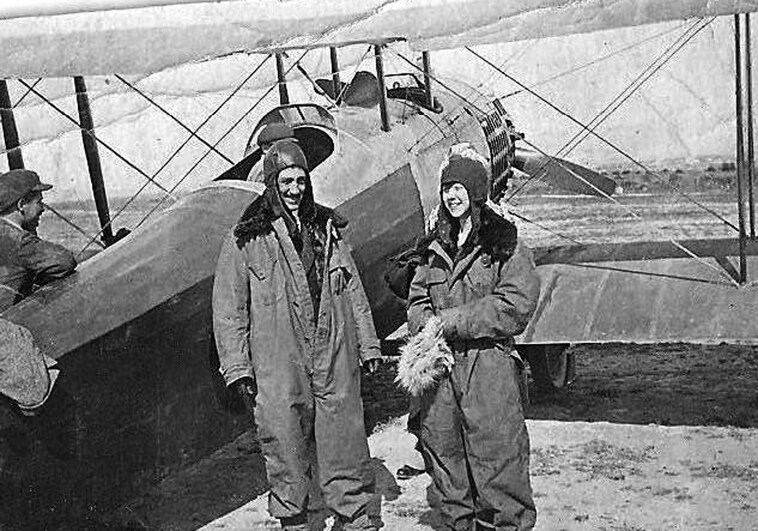 El Marqués de Morella y su hija Eladia Montesino-Espartero en un campo de aviación.