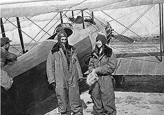 El Marqués de Morella y su hija Eladia Montesino-Espartero en un campo de aviación.