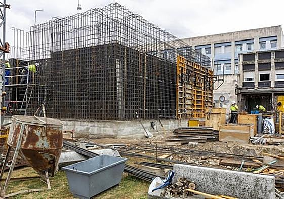 El búnker se levanta junto a la entrada a las Urgencias hospitalarias
