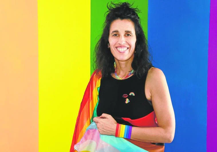 Isabel Blanco, activista LGTBI y concejala de Diversidad en Plasencia, con la bandera arcoíris pintada en su despacho.