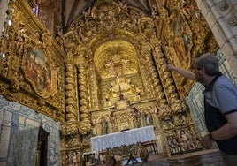 El retablo mayor incluye azulejería a ambos lados así como dos lienzos que también han sido restaurados.